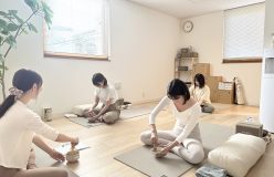 心と体を整える 『日本茶ヨガ』 のプログラム開発・展開を開始！第1弾はヨガスペース『𝗁𝗎𝗋𝗆𝗍𝗁』 江嶋綾恵梨氏と共同開発。  リリースイベントを９月30日に開催。